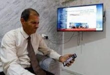 الفلسطيني غسان موسى الذي يتم إجلاء نجله من السودان يتابع الاخبار على التلفزيون من قطاع غزة يوم الاربعاء.