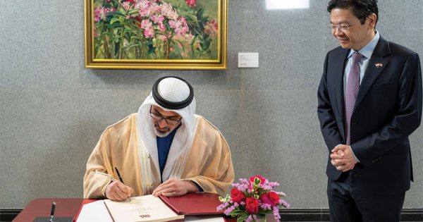 جرت له مراسم استقبال رسمية .. ولي عهد أبوظبي يصل إلى مقر البرلمان السنغافوري 7 %D9%8A%D8%B5%D9%84%D9%A2