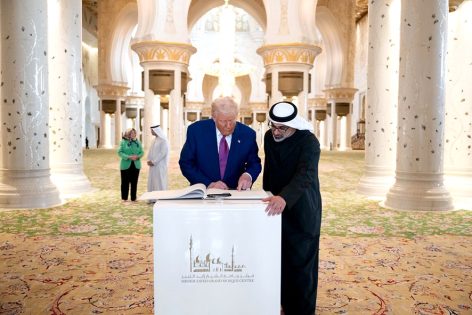 يرافقه ولي عهد أبوظبي.. الرئيس الأمريكي يزور جامع الشيخ زايد الكبير في أبوظبي 6 %D9%88%D9%84%D9%8A %D8%B9%D9%87%D8%AF %D8%A3%D8%A8%D9%88%D8%B8%D8%A8%D9%8A 4